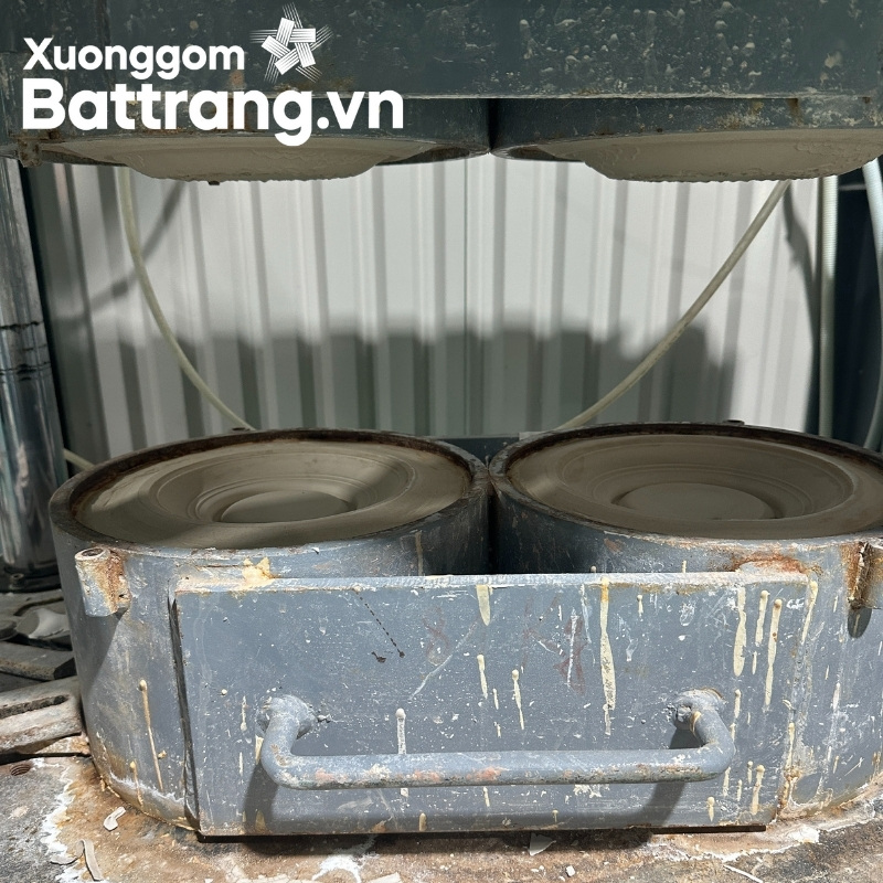 Tạo hình gốm sứ bằng ép khuôn