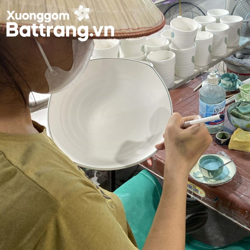 Vẽ họa tiết lên bát đĩa