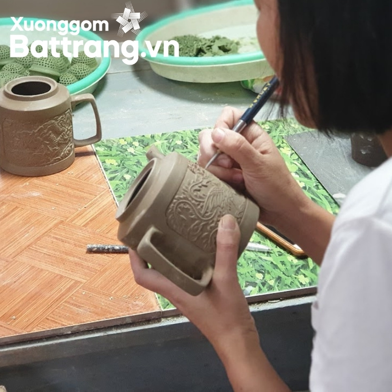 Khắc họa tiết trên ấm chén