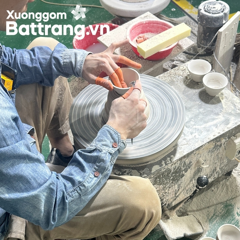 Thợ gốm sửa hàng mộc