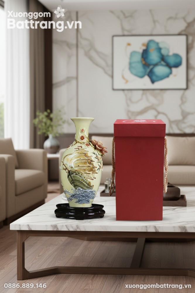 Bình 'Thuận Buồm Xuôi Gió' men kem đặt trên kệ ...