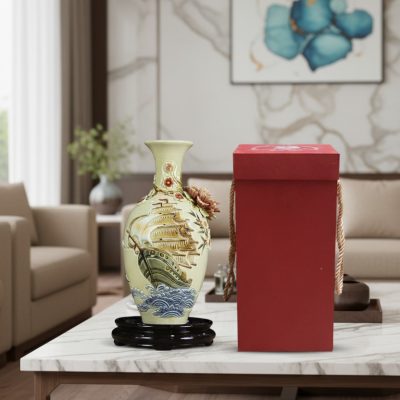 Cận cảnh bình 'Thuận Buồm Xuôi Gió' men kem đắp...