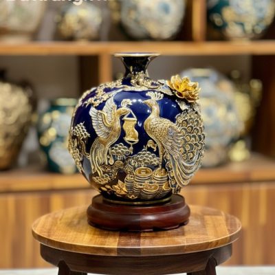 Bình hút lộc Công Đào 30cm đặt trang trọng trên...