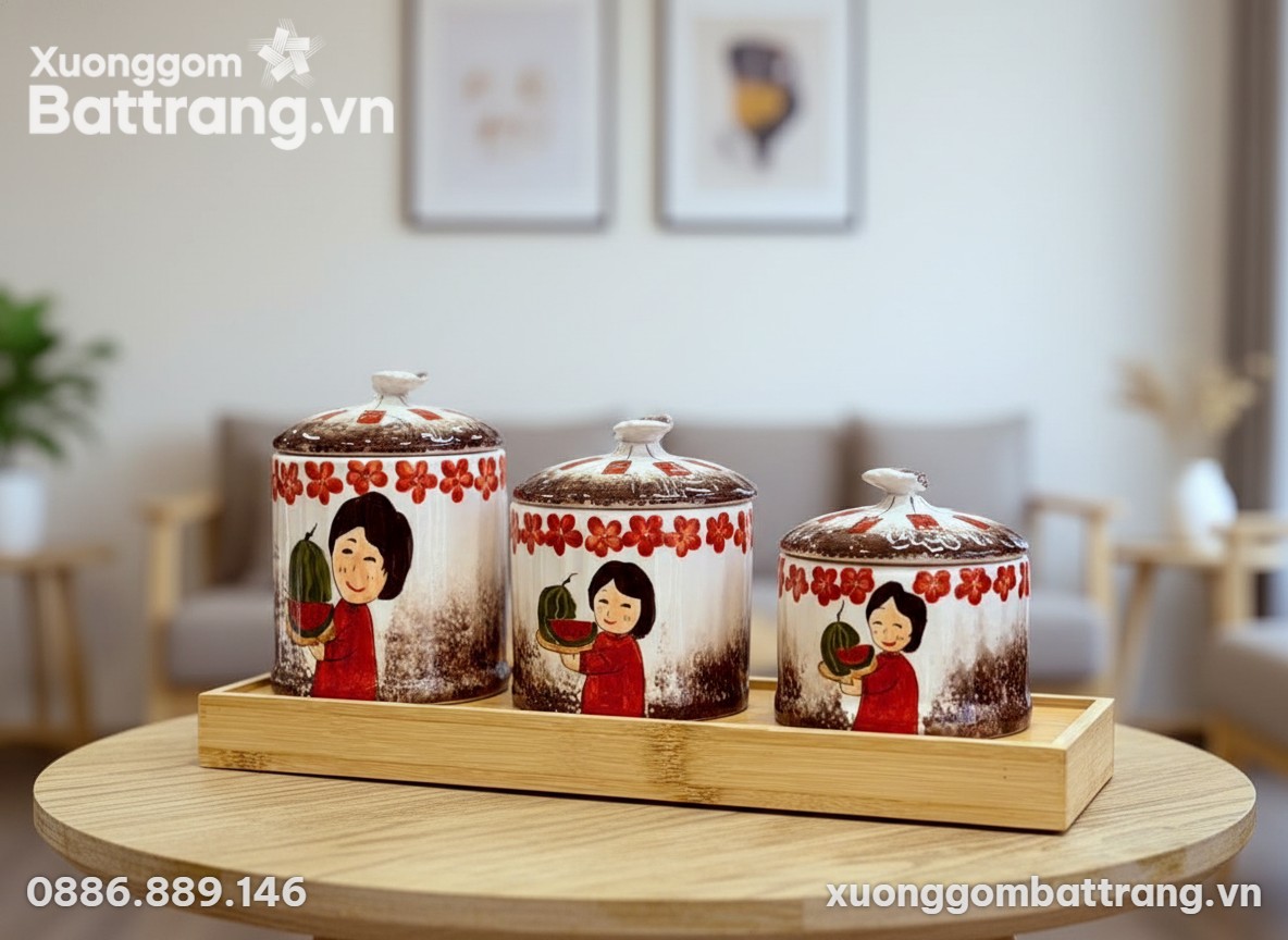 Cận cảnh bộ 3 hũ gốm sứ đựng mứt với khay gỗ tr...