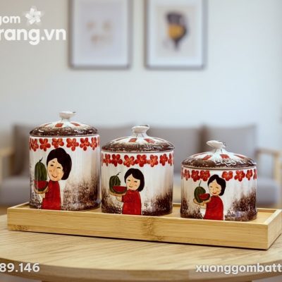 Cận cảnh bộ 3 hũ gốm sứ đựng mứt với khay gỗ tr...