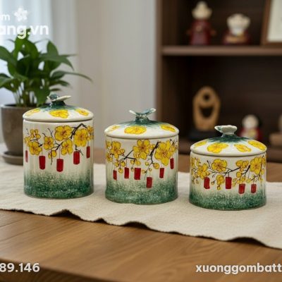 Cận cảnh bộ 3 hũ gốm sứ men trắng, họa tiết hoa...
