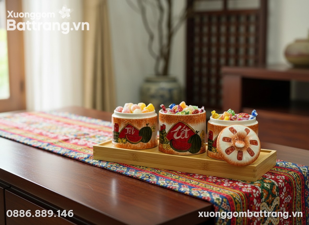 Cận cảnh bộ 3 hũ mứt kẹo gốm sứ họa tiết Tết dư...