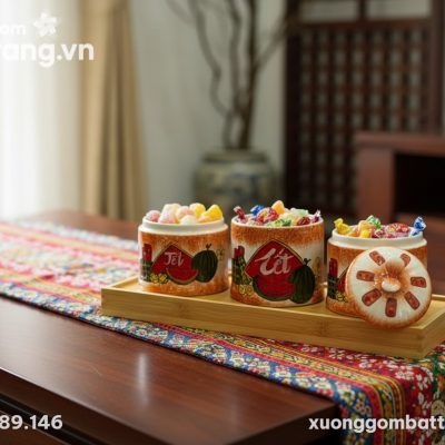 Cận cảnh bộ 3 hũ mứt kẹo gốm sứ họa tiết Tết dư...