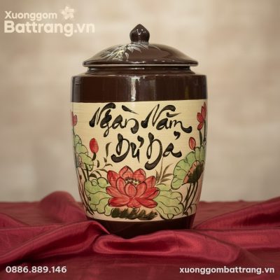 Cận cảnh họa tiết hoa sen vẽ tay và chữ thư phá...