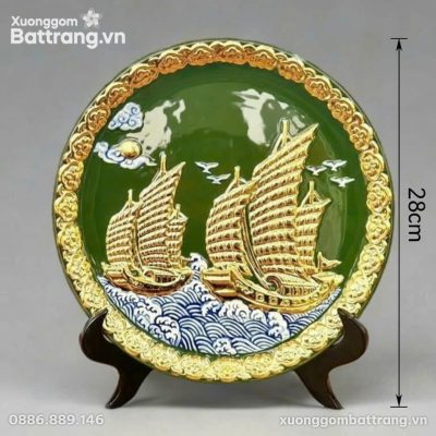 Kích thước Đĩa Cảnh Thuyền Buồm Đắp Nổi Dát Vàng Men Xanh Lá XG-DC03