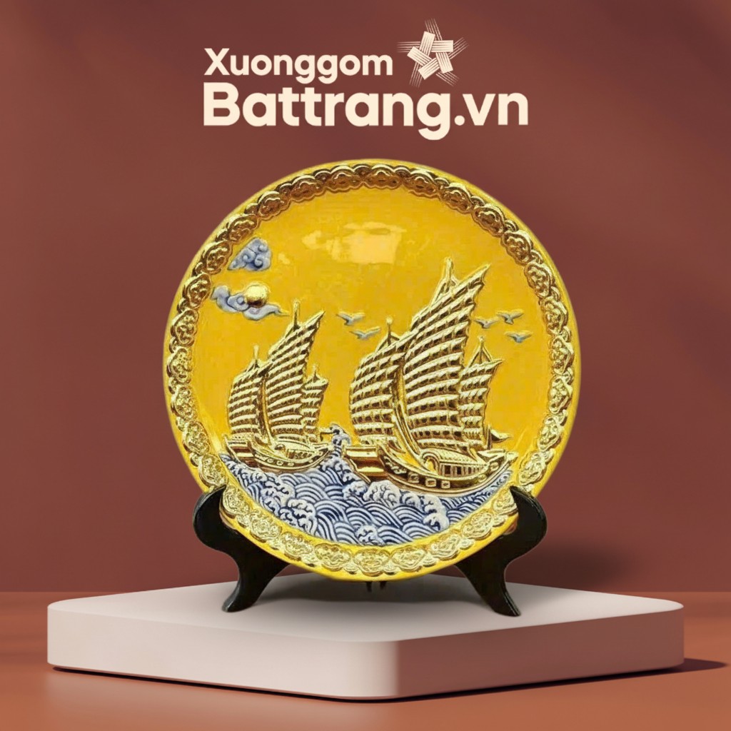 Đĩa Trang Trí Thuận Buồm Đắp Nổi Dát Vàng Men Vàng XG-DC04