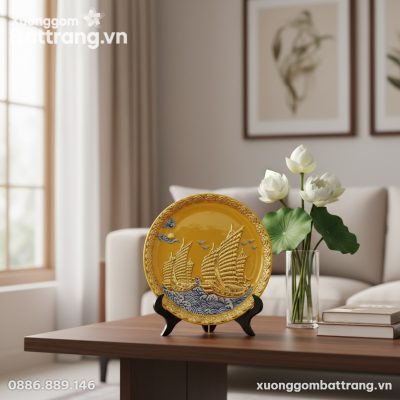 Cận cảnh đĩa trang trí Thuận Buồm Xuôi Gió men ...