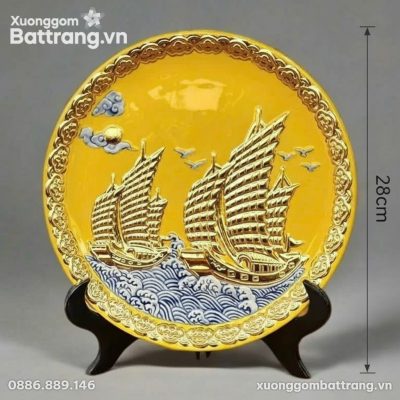 Kích thước Đĩa Trang Trí Thuận Buồm Đắp Nổi Dát Vàng Men Vàng XG-DC04