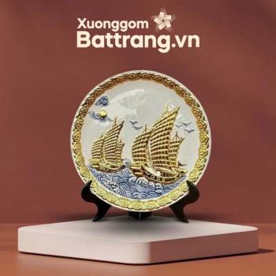 Đĩa Trang Trí Thuận Buồm Xuôi Gió Đắp Nổi Dát Vàng Men Trắng XG-DC02 - Ảnh đại diện