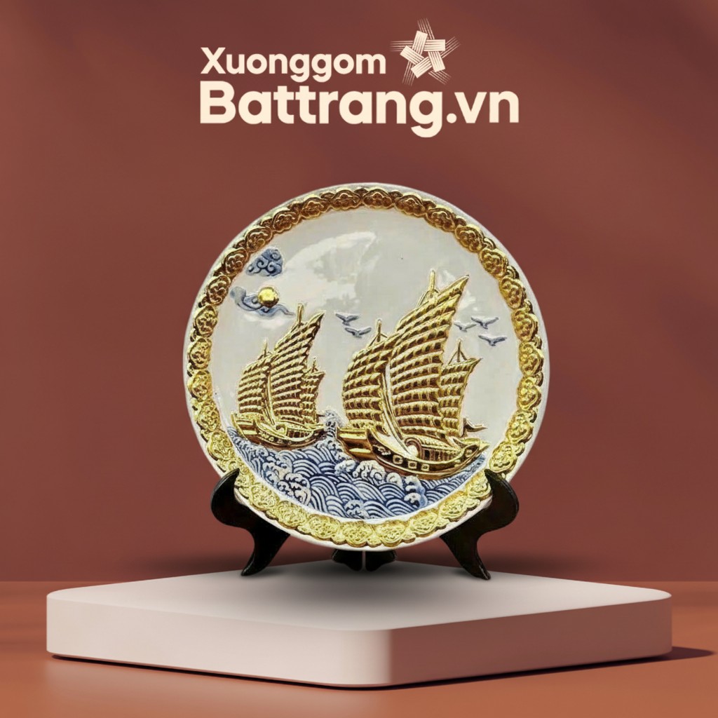 Đĩa Trang Trí Thuận Buồm Xuôi Gió Đắp Nổi Dát Vàng Men Trắng XG-DC02