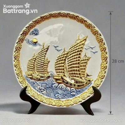 Kích thước Đĩa Trang Trí Thuận Buồm Xuôi Gió Đắp Nổi Dát Vàng Men Trắng XG-DC02