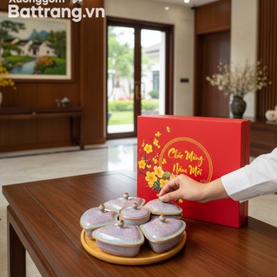 Một bàn tay lịch thiệp đang nâng núm hũ mứt trê...