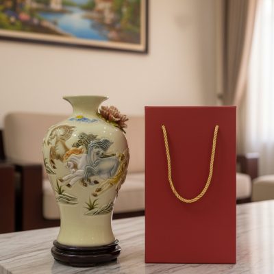 Ảnh chụp cận cảnh chiếc Mai Bình Tích Lộc Bát T...