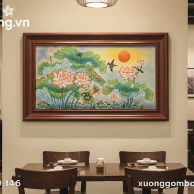 Bức tranh gốm sứ hoa sen 60x90cm là điểm nhấn n...