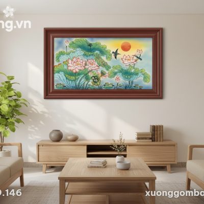 Bức tranh gốm sứ hoa sen 60x90cm được treo tran...