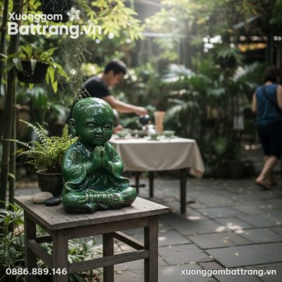 Một bức tượng Chú Tiểu thiền định, chế tác từ m...