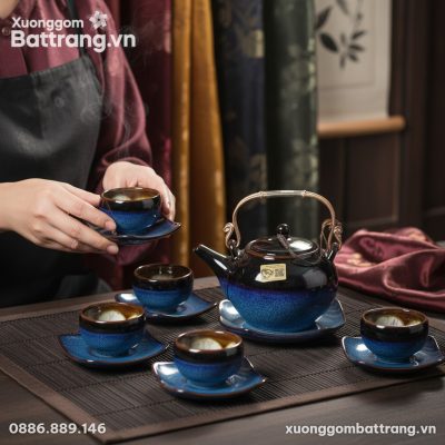 Cận cảnh tinh xảo một chén trà sứ Bát Tràng, bê...