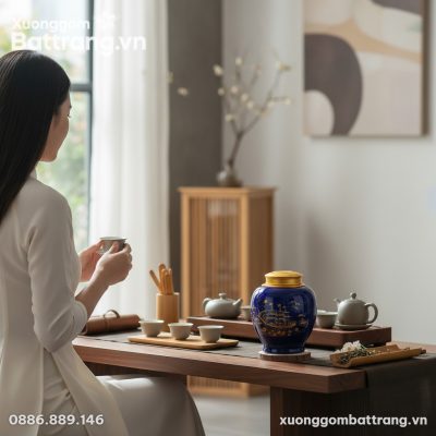 Một người phụ nữ thanh lịch đang thưởng trà tro...