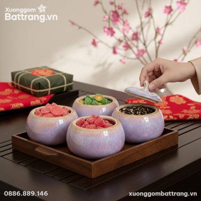 Một bàn tay thanh lịch đang nhẹ nhàng mở nắp bộ...