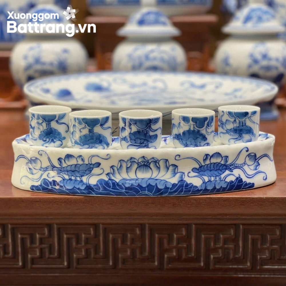 Kỷ ch&eacute;n thờ gốm sứ