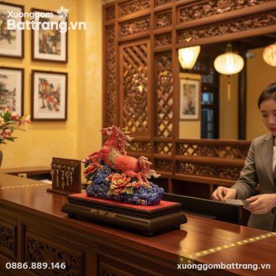 Cận cảnh Tượng Hùng Vân Mã men đỏ vẽ vàng với c...