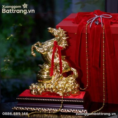 Tượng ngựa bọc vàng