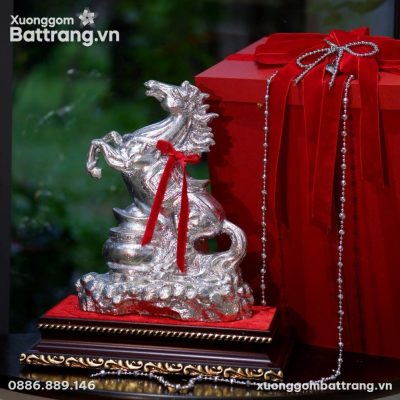 Tượng ngựa gốm bọc bạc
