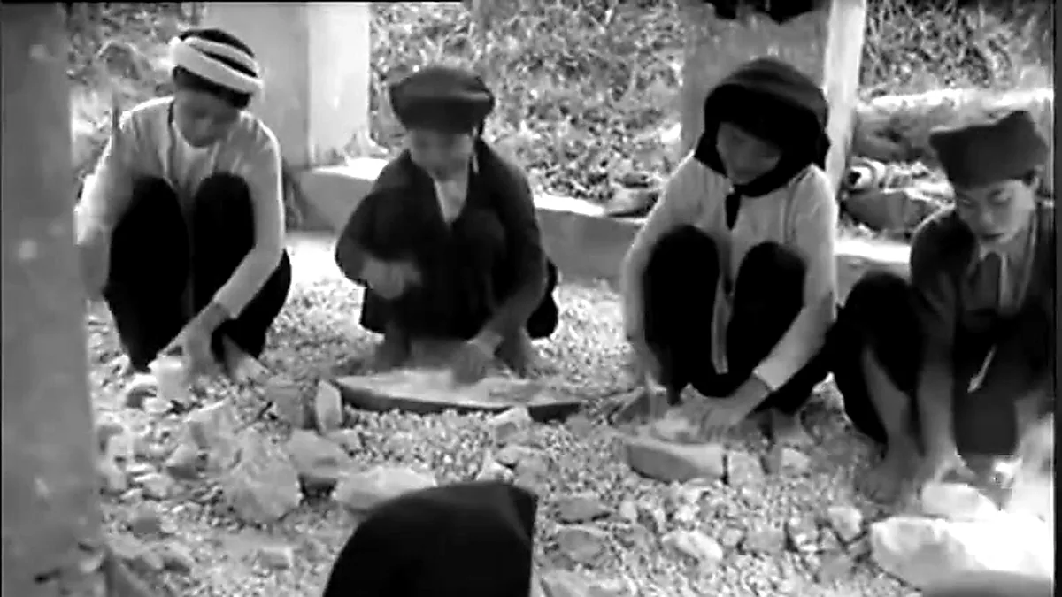 Nhóm người chuẩn bị nguyên liệu làm gốm trong thước phim Bát Tràng xưa