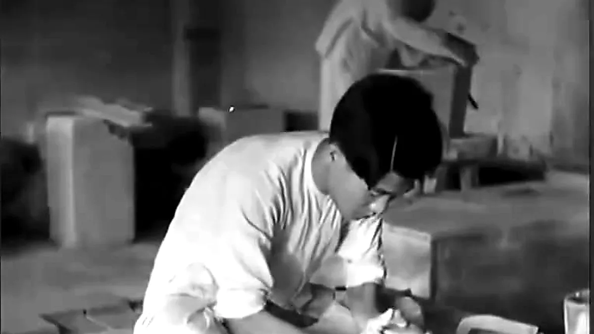 Người thợ vuốt cốt gốm trên bàn xoay trong tư liệu Bát Tràng xưa