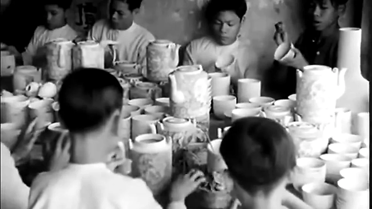 Nhóm thợ vẽ hoa văn trên đồ sứ trong thước phim Bát Tràng xưa